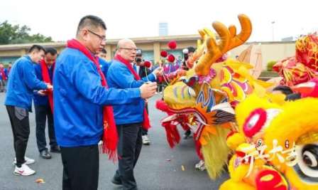 吕俊成宣告新春寄语否认五菱神车途径拍足沈陽馬屁？